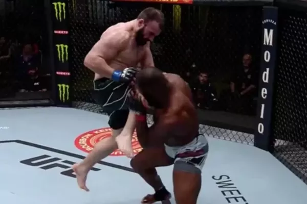 Neporážený Rus zvládl premiéru v UFC parádně, soupeře naprosto vypnul šíleným naskočeným kolenem