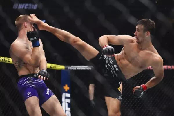 Neporažený postrach z UFC měnil v kleci barvu, o neporazitelnost však nepřišel