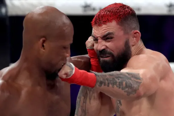 Nepříčetný Mike Perry běsnil na tiskovce, srazil i Conora McGregora