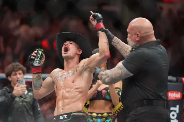 Nervy v UFC. Poražený odhodil stoličku a pokusil se udeřit soupeře zezadu do hlavy
