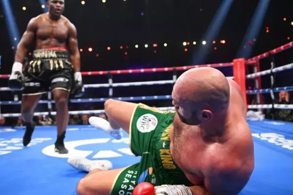 Ngannou překvapil boxerský svět. Bývalý UFC šampon těsně prohrál, ale Furyho dokázal srazit k zemi a pořádně mu zatop