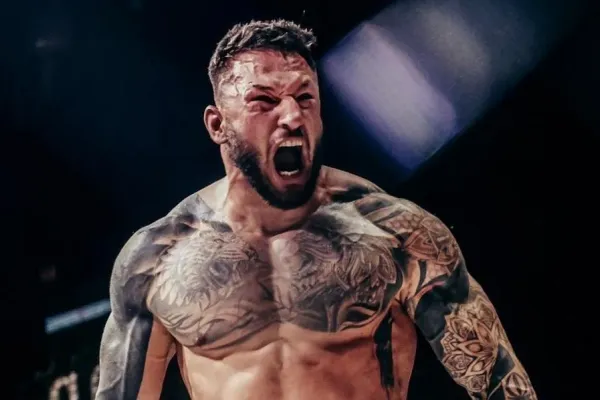 Ničivé bomby a blesková ukončení: Český obr doufá v návrat do Oktagonu