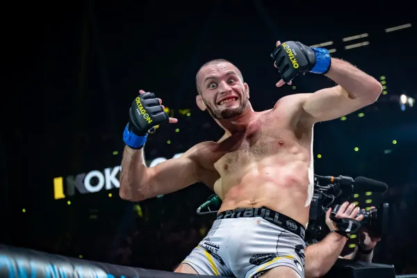 Nováček v Oktagonu se hned po bitvě opil, na tiskové konferenci mu ani nebylo rozumě