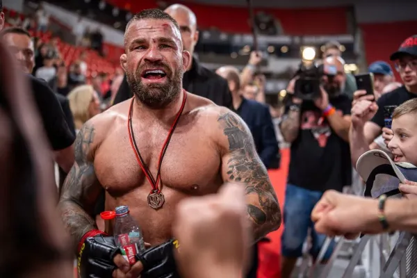 Novotnému vybouchl telefon. Vémola má šanci na velké jméno. Vrátí se z důchodu?