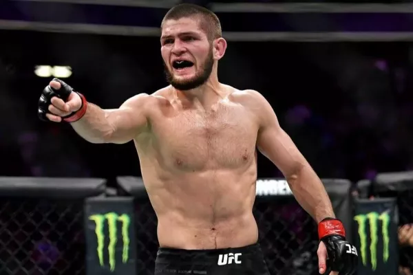 Nurmagomedov byl po sporu vyhozen z letadla. Hrála roli má národnost, přemýšlel