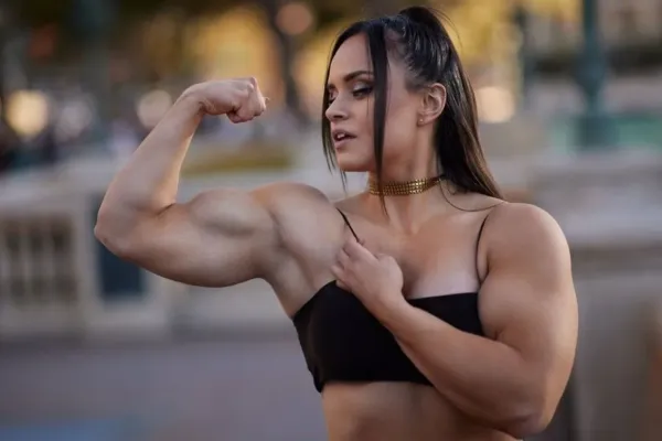 Oblečení neřešila a gigantické tělo předvedla ve spodním prádle