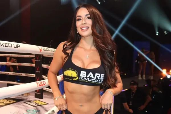 Oblečení šlo dolů. Krásná ring girl se odvázala ve spodním prádle