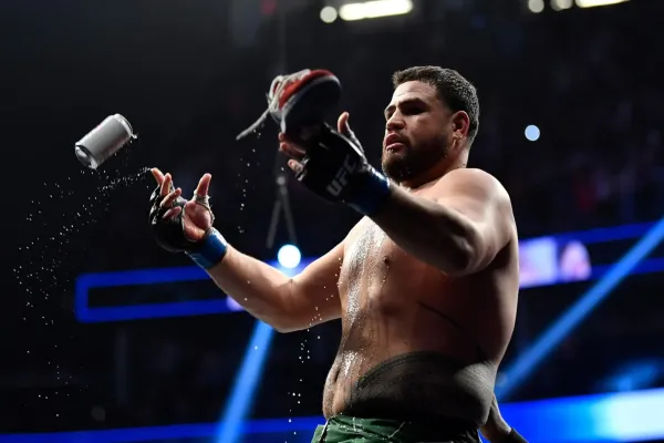 Obří pupek jen tak neschová. Oblíbenec z UFC je tlustý i na těžkou váhu