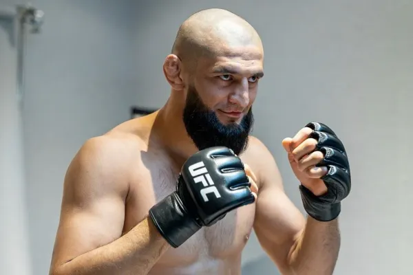 Očekávaná bitva o titul v UFC. White se postavil mezi bojovníky