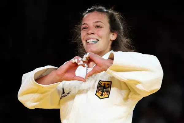 Odhalená šampionka. Síla a ženskost se nevylučují, prsa byla problém, říká nahá judistka