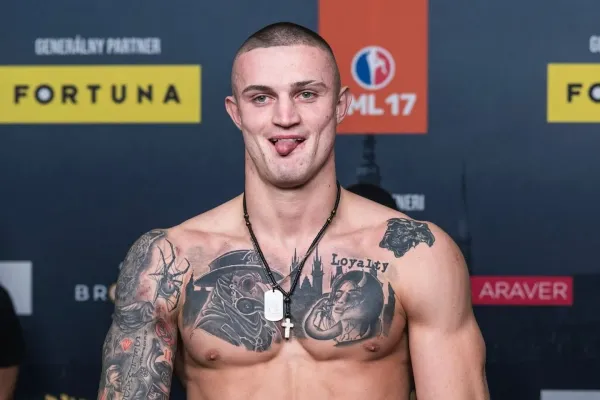 Ostrý vzkaz. Ve třetí řadě na druhém místě chytejte soupeřovu hlavu