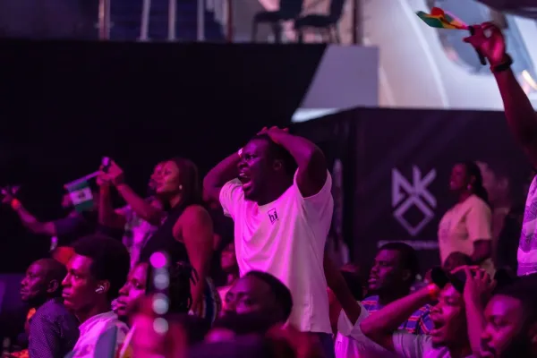 Ostuda. Velká bitka fanoušků v hledišti na galavečeru v Londýně