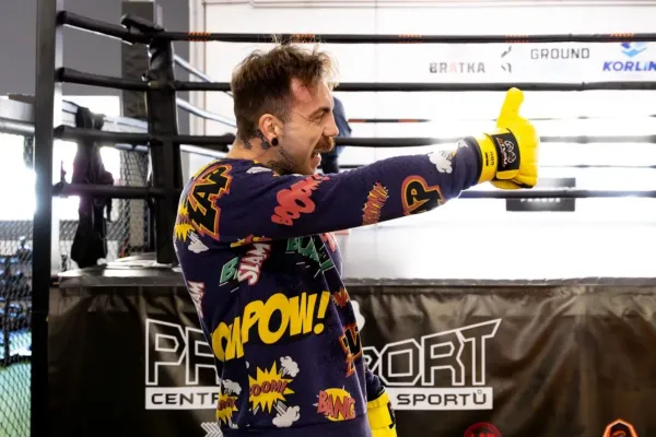 Palčáky na trénink. Stejný má Usyk, ale nevím, kdo je měl dřív, smál se Hála