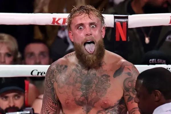 Paul dostal naloženo, ale chová se jako vítěz. V letadle pózoval s hromadami peněz