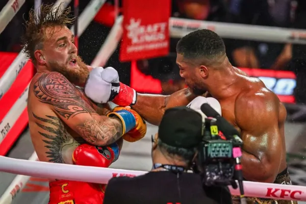 Paul potřeboval čtyři kovové pláty k opravě zlomené čelisti