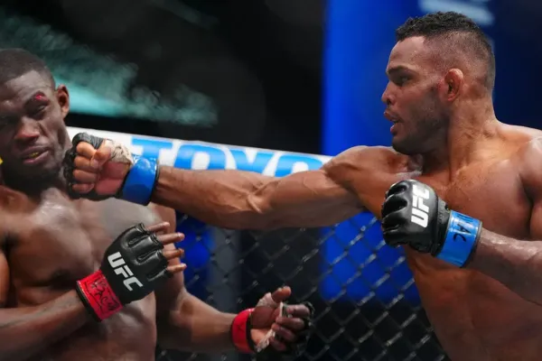 Pekelné ukončení. Nováček v UFC uzemnil soupeře bombou z pravačky