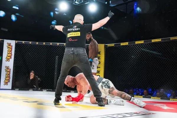 Pěst zacloumala se slovenským tvrďákem. Soupeř mu hákem přerazil nos