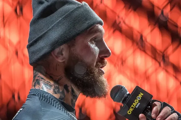 Pirát ukázal škaredou modřinu a nateklou ruku. Fanouškům prozradil, zda se ještě někdy vrátí do klec