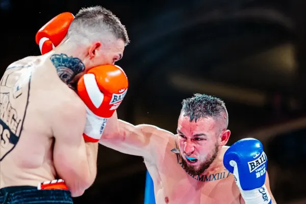 Po odstoupení soupeře se mu zhroutil svět. Nechtěl boxovat. Přesto v pátek obhájil titul