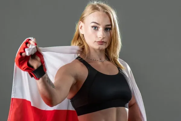 Polská bojovnice se odvázala. Oblékla si kostým, ukázala hluboký výstřih