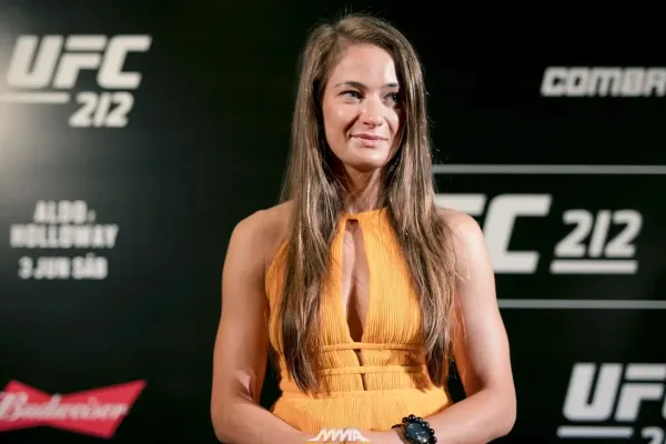Polská kráska z UFC vyrazila fanouškům dech. Svlékla si halenku a dováděla v bikinách