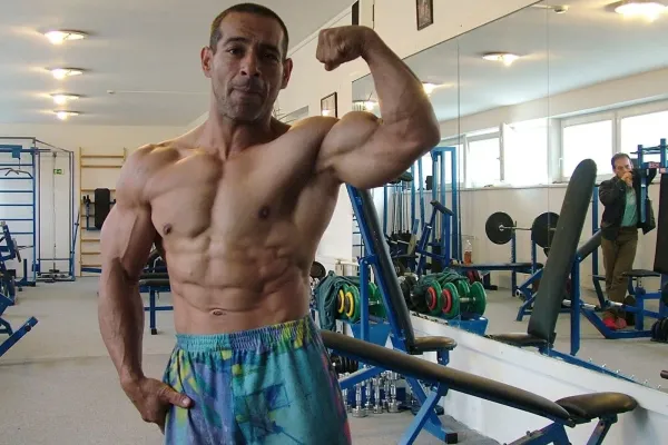 Povstal ze dna. Slovenský šampion opět drtí formu, maká i na stavbě