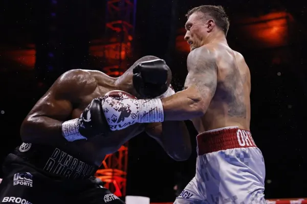 Před králem Usykem smekla také česká boxerská legenda
