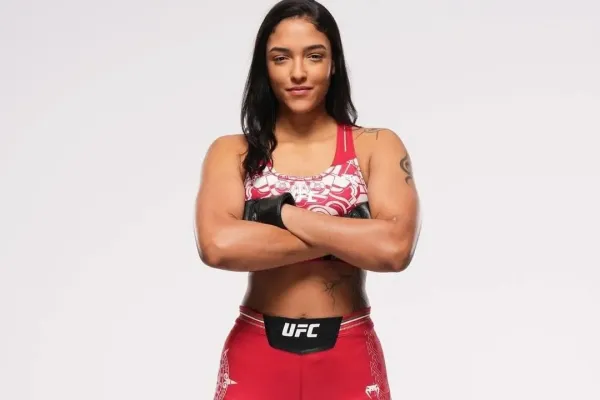 Před třemi lety ani netrénovala, nyní se zapíše do historie UFC