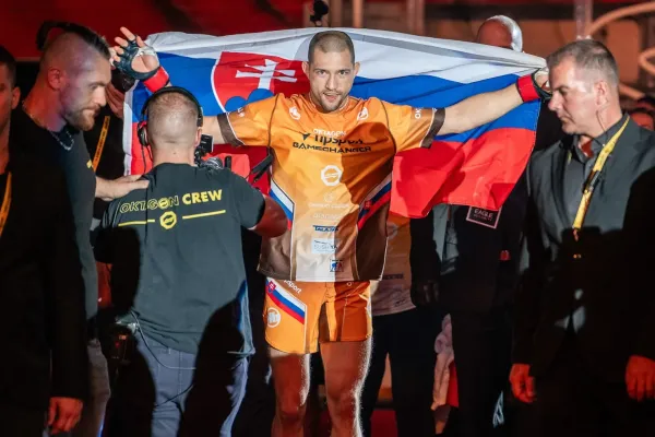 Předčasné ukončení, vztekal se v kleci Paradeiser. Později rozhodčího naopak pochválil