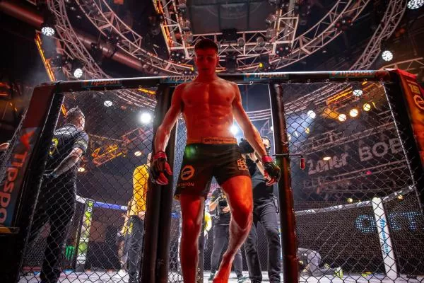 Premiéra kickboxera v MMA? Střelba bez tlumiče. Peňáz se může stát postrachem