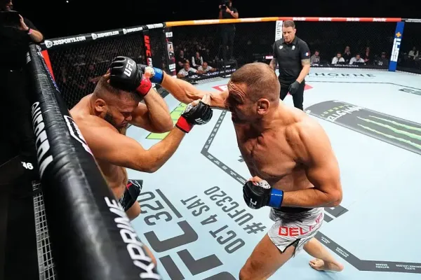 Přesná na bradu a polský obr šel k zemi. Vítězi tleskal i šampion UFC