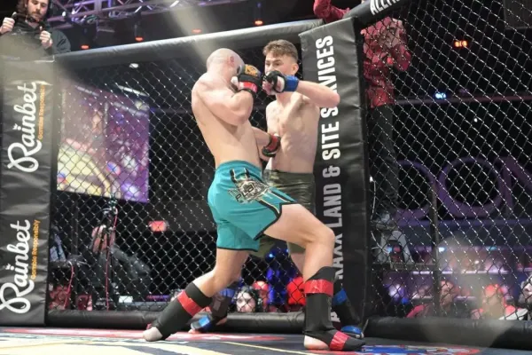 Přišla radost a poté šok. Američan do soupeře bušil se zlomenou rukou