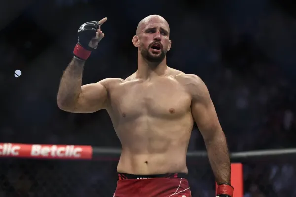 Procházka by měl být na pozoru: Volkan Oezdemir rozpoutal bouři, vyděšený Američan padl na kolena