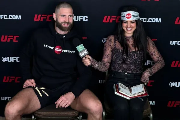 Procházka dojal fanoušky. Gratulovaly mu i krásky z UFC