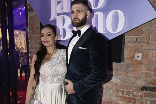 Procházka ohromil. Zamilované snímky vyšperkoval drsným loktem