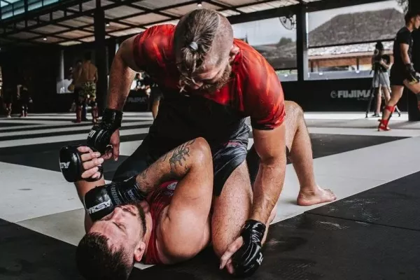 Procházka zažívá thajská muka. Místní gym je na hvězdu UFC hrdý