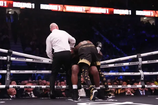 Promiň. Miluji tě. Pak se boxer po ráně pěstí zamotal do provazů