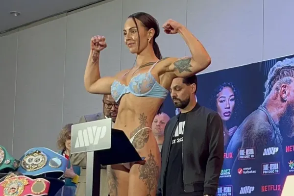 Provokuje. Boxerská šampionka se předvedla bez podprsenky