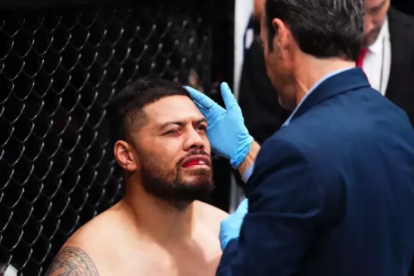 Prst do oka a bitva těžkých vah v UFC byla zničena za 29 sekund