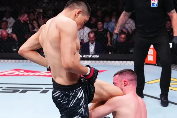 Rána jako z děla. Zakázané koleno v UFC, přesto Číňan vyhrál na TKO