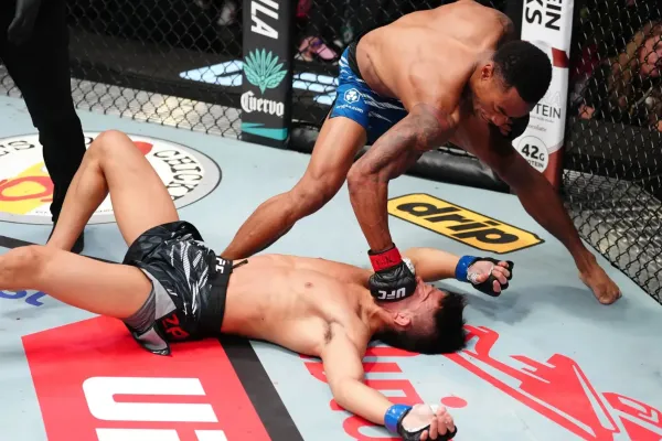 Raritní KO v UFC. Hlava bojovníka narazila o zem a přišlo zatmění