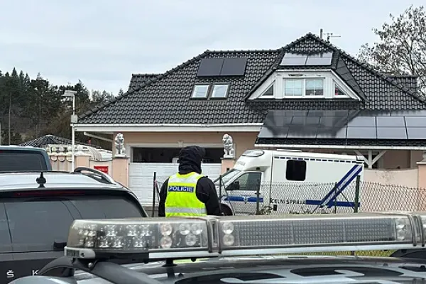 Razie den před Vánocemi. Doma u Vémolových zasahuje policie, hledá drogy