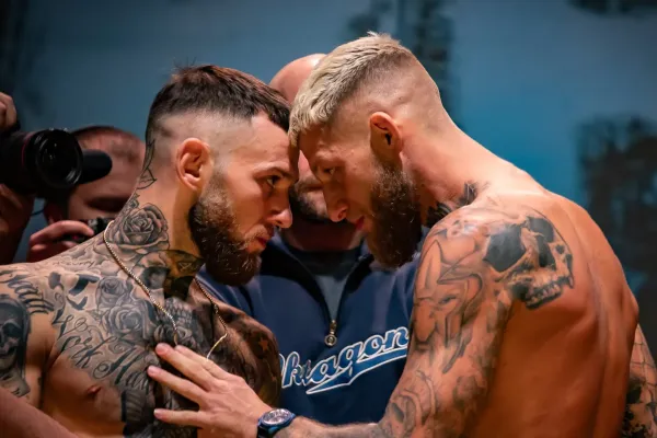 Roušal šel do zápasu s motorovou pilou, Slováková předvedla odvážný outf