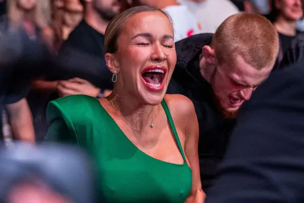 Roušalova přítelkyně v extázi. Emoce po KO výhře v Brně