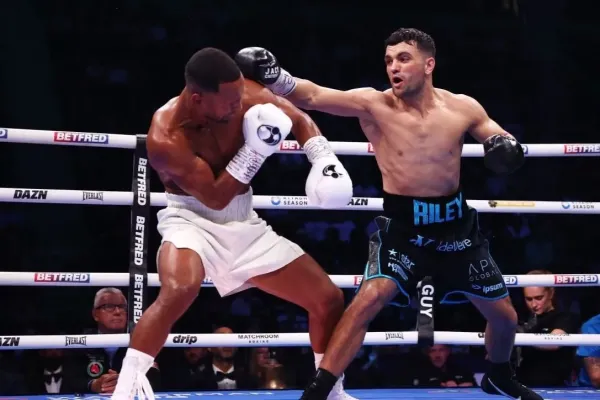 Rozhodčí po srážce hlav ukončil nudný titulový duel. Díky bohu, přišla chvála