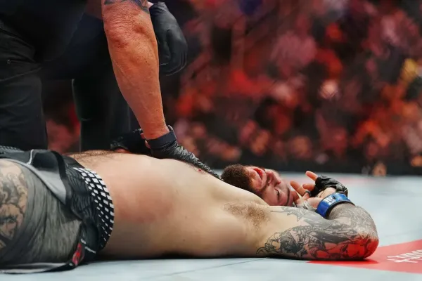 Rozhodčí v UFC zaspal, zcepenělý Američan musel vydržet zbytečnou kanonádu