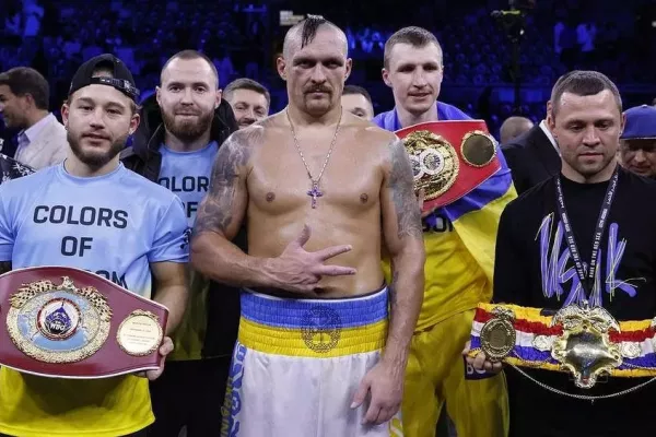Rusové si z Usykova domu udělali základnu. Boxerský šampion se nyní vrátil a vztyčil ukrajinskou vlajku