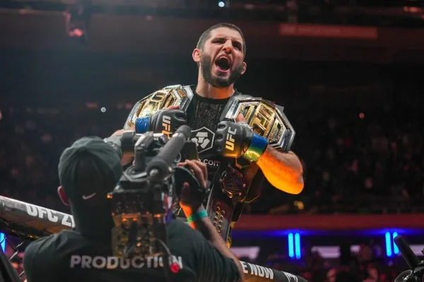 Šampion neměl šanci, jen se bránil a dagestánský bijec získal druhý pás v UFC