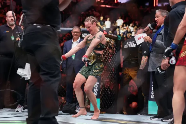 Šampionka Shevchenko slavila v kleci tak divoce, že jí uletěl opasek. Dana White jen nevěřícně zíra