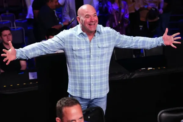Šéf UFC dostal bolestivou ránu, k zemi však nepadl. Naopak, vzchopil se